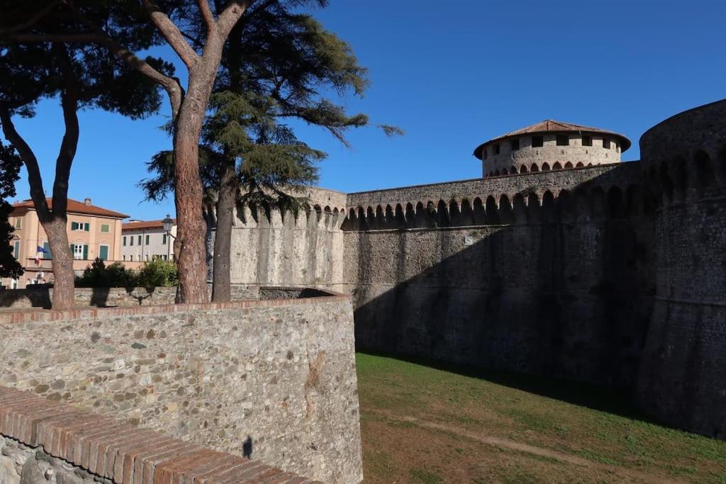 La Casa Di Loris Apartment Sarzana Bagian luar foto